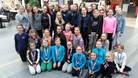 Härmän Siskojen TeamGym-kilpajoukkueissa on mukana yhteensä 54 voimistelijaa. Kuvassa mukana heistä suurin osa. (Kuva: Katri Kukkanen)